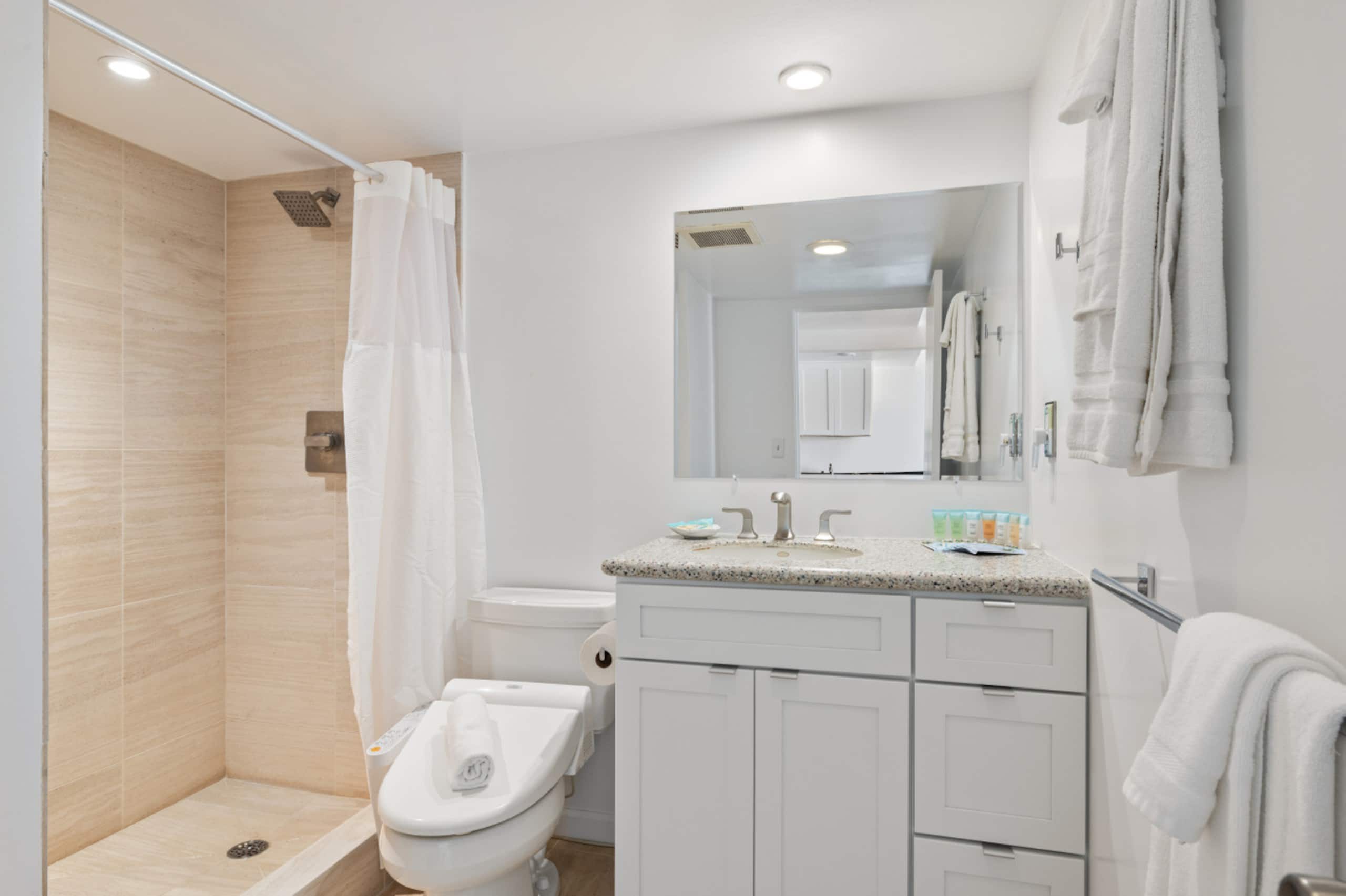 Condo in Honolulu · ★4.76 · 1 bedroom · 3 beds · 1 private bath - Image 17