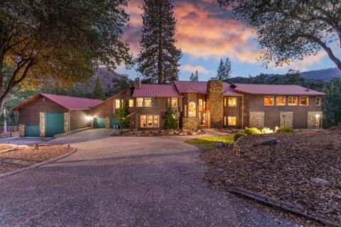 Goldside Mansion w/sleeping for 20!