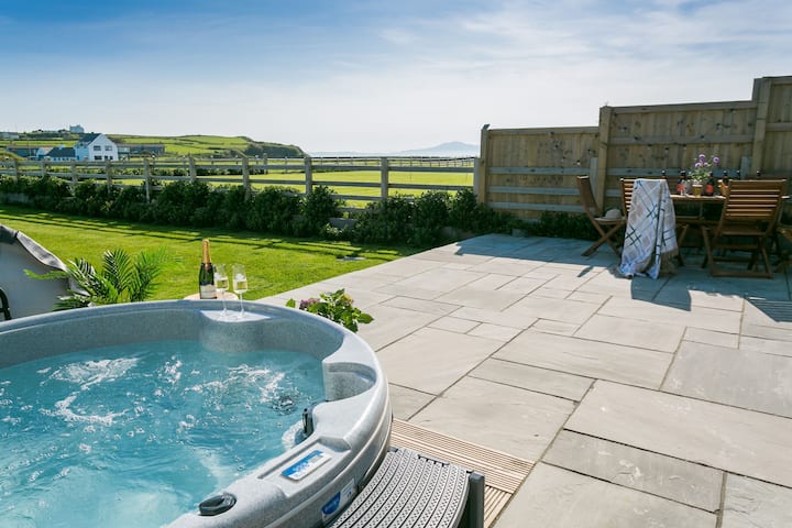 Cysgod Y Llanw -  An On The Beach That Sleeps 6 Guests  In 3 Bedrooms - Holyhead