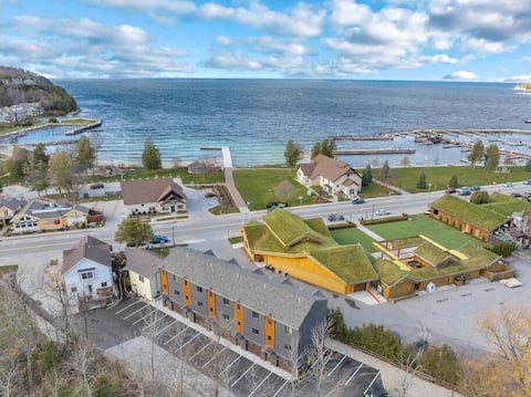 New, pristine and Family Friendly!  2 min to Beach