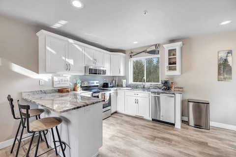 New Upscale Condo in Sister Bay-Walk Everywhere!