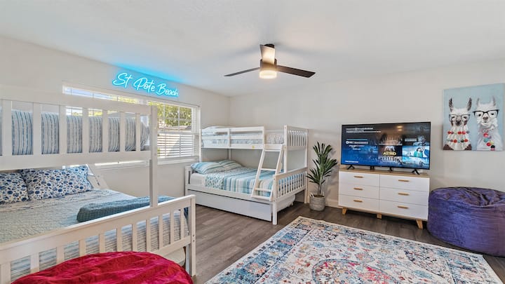 غرفة النوم 2 - سريران مزدوجان بما في ذلك سرير مزدوج في الأعلى مزدوج في المنتصف وسرير مزدوج إضافي في الأسفل.