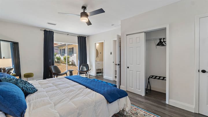 غرفة النوم 1 - سرير بحجم كبير ، تلفزيون ذكي ، منطقة جلوس