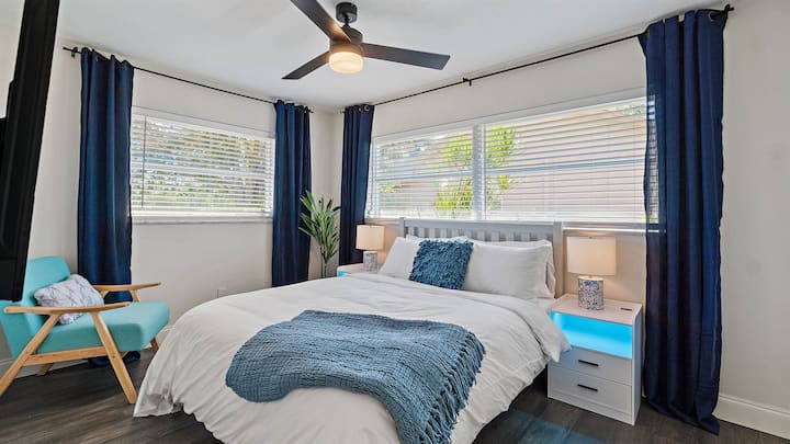 غرفة النوم الثالثة - سرير كبير وتلفزيون ذكي