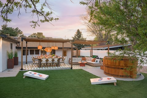 Sleeps 16 | Mini Golf | Hot Tub | Pickleball | Gym