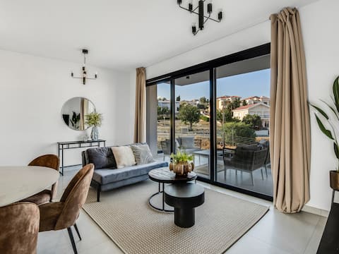 Sanders Elgio - Precious 3-Bdr Apt with Balcony