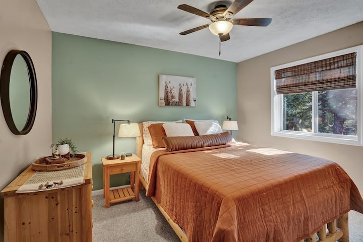 Chumba cha kulala cha ghorofa kuu kimewekewa samani nzuri na kitanda cha ukubwa wa malkia kinachotoa mchanganyiko kamili wa starehe na mtindo