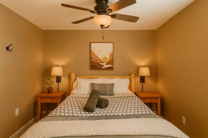 Pumzika katika chumba cha kulala cha ghorofa ya chini, kilicho na kitanda cha kupangusia, mashuka safi na vivutio vya starehe. Mapumziko bora baada ya siku ya jasura!