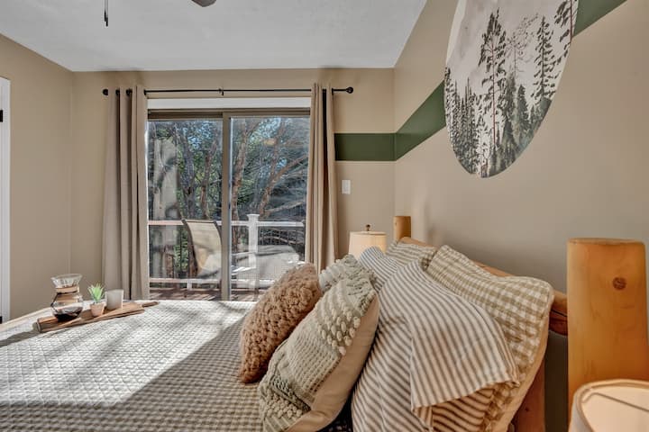 Chumba hiki cha kulala cha juu pia kina sehemu ya kujitegemea yenye sehemu ya kukaa. Ikiwa juu ya ua wa nyuma, ni sehemu nzuri ya kusimamia uwanja kwa wakati wako wa kwanza wa siku!