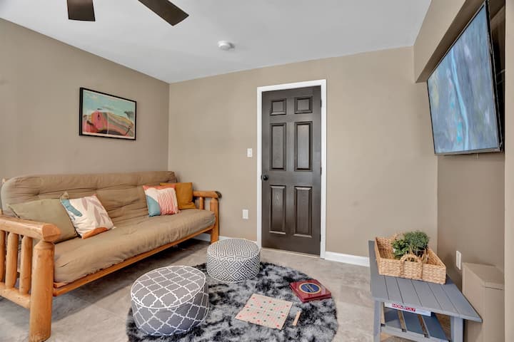 Watoto (na watu wazima!) watapenda kupiga makasia kwenye sakafu ya chini ya kochi wakati wanacheza michezo au kutazama filamu