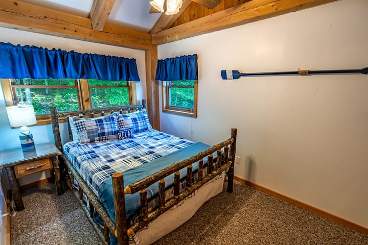 Dhomë gjumi komode me çarçafë të butë dhe bukuri të ngrohtë Adirondack