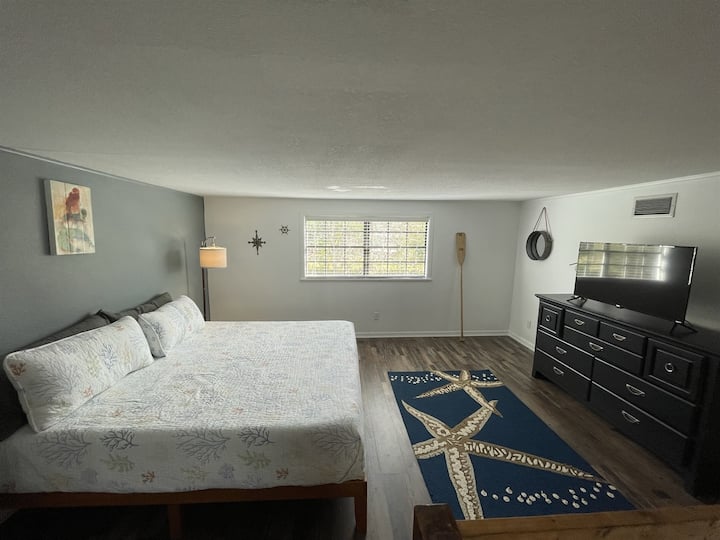 Ghorofa ya juu ya mfalme na tv kuwa na nafasi ya kupumzika!