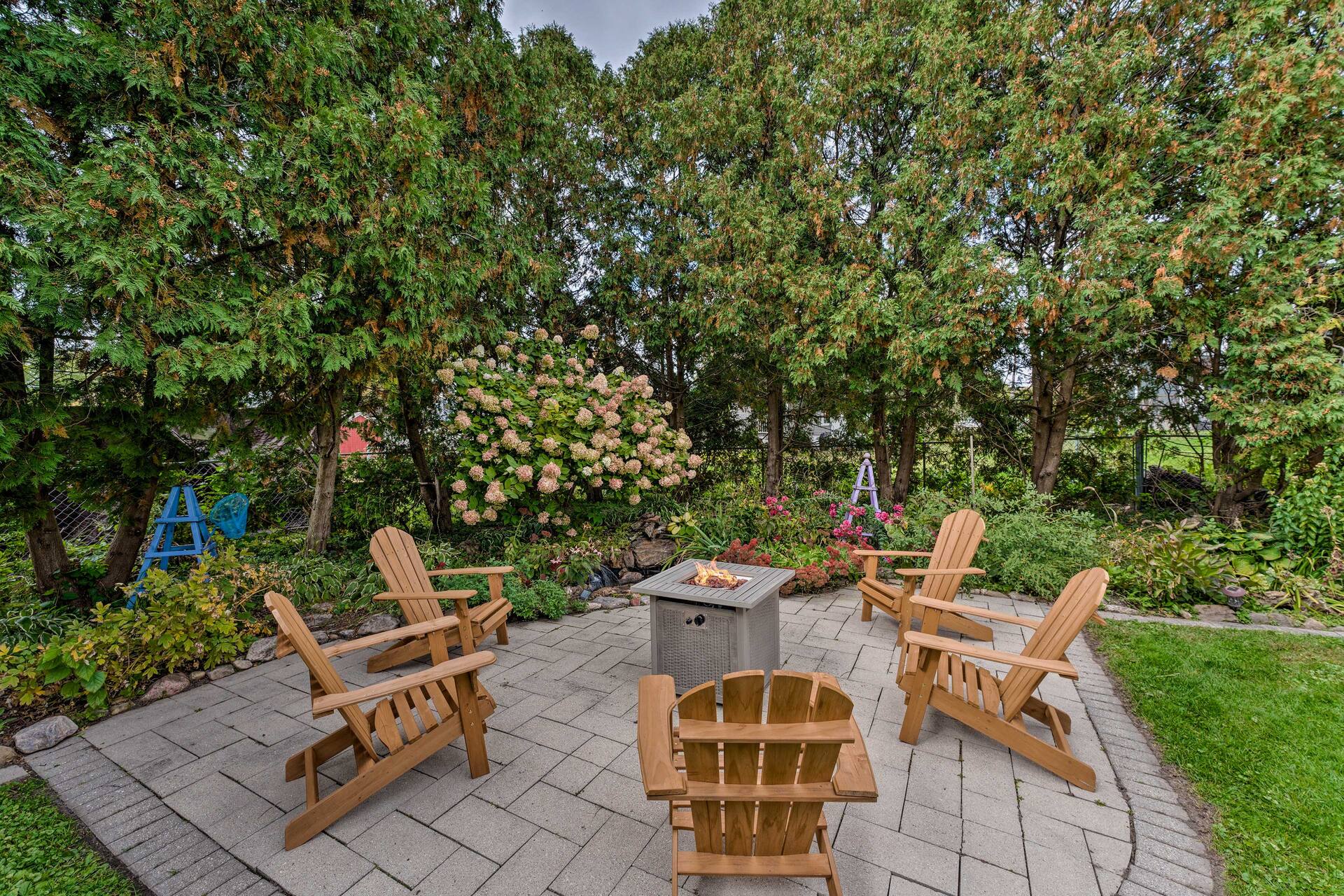 Airy Cottage Close to Rock Lake w/ Fire Pit!