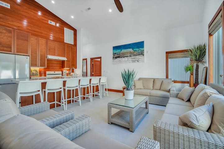 Vacation Villa 5 Mins To King St ‘California Palm’