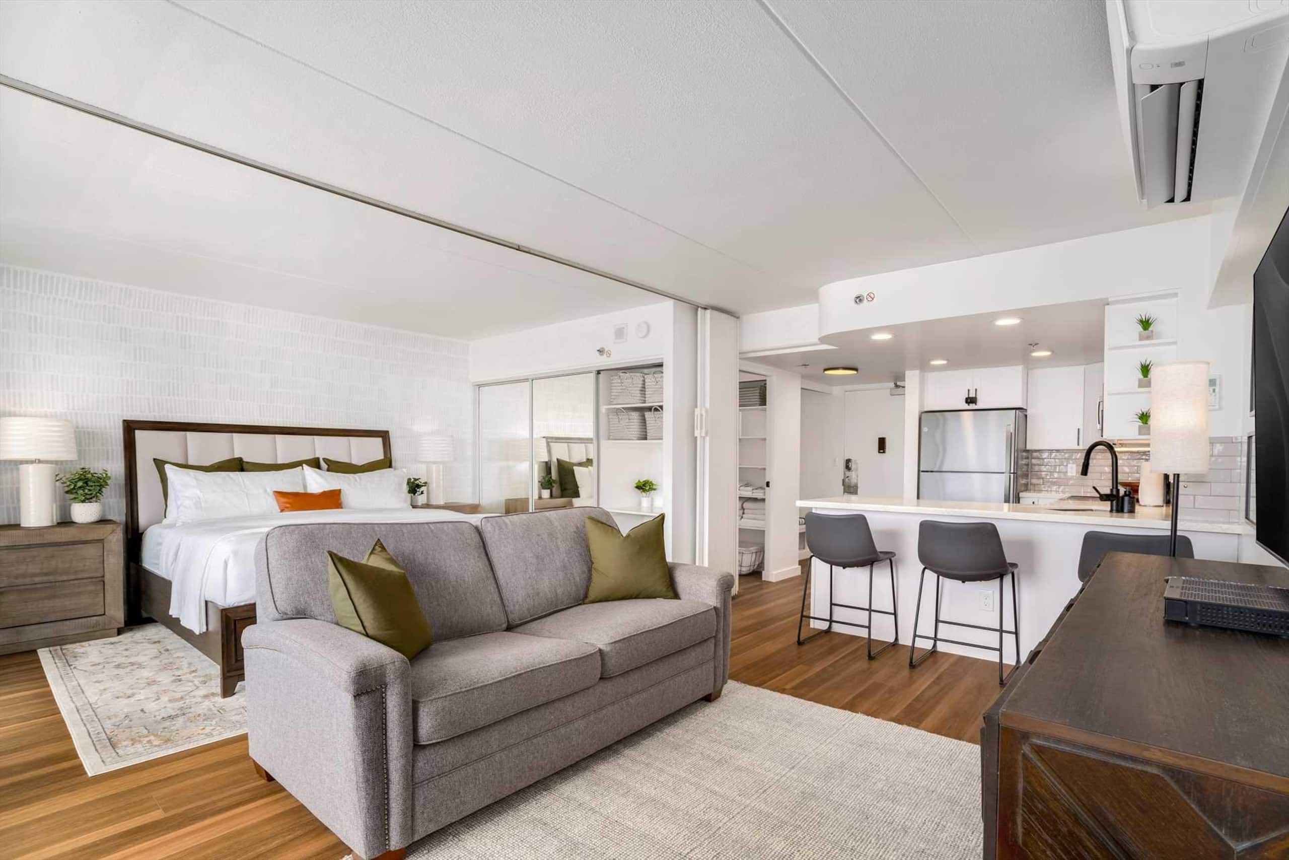 Condo in Honolulu · ★4.86 · 1 bedroom · 2 beds · 1 private bath - Image 15