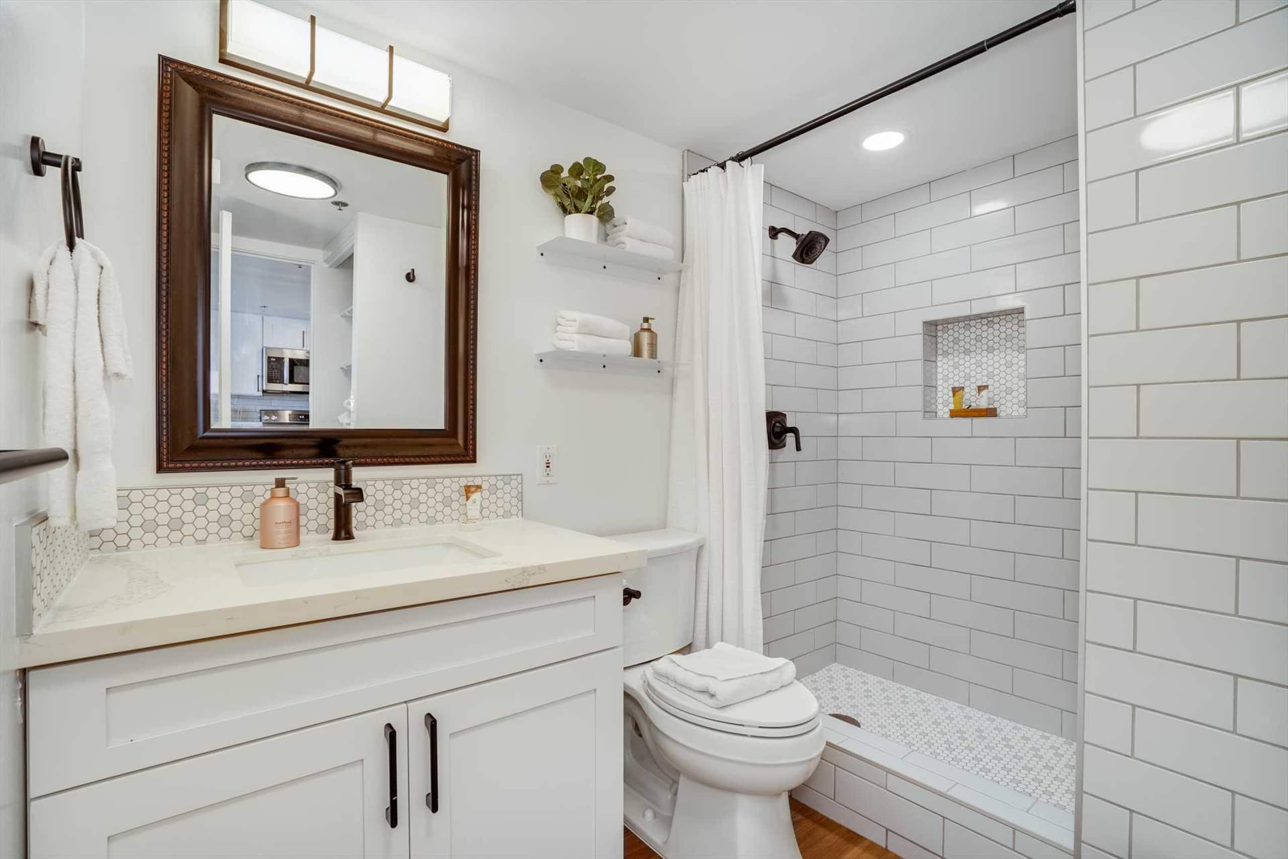 Condo in Honolulu · ★4.86 · 1 bedroom · 2 beds · 1 private bath - Image 18