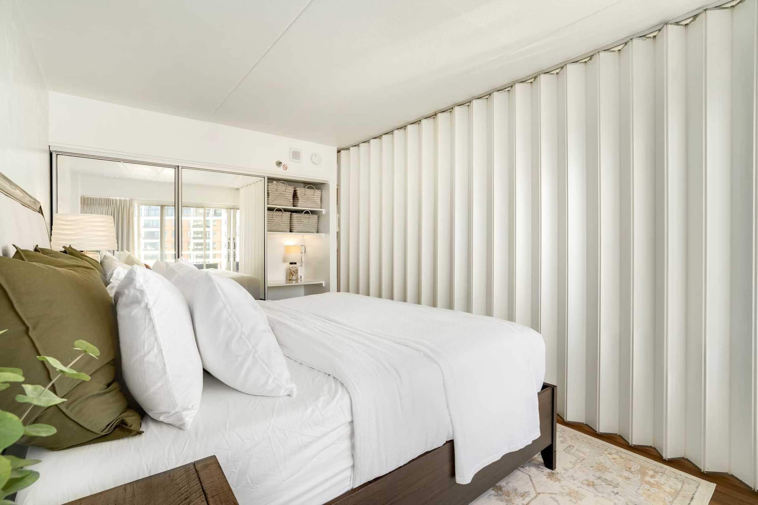 Condo in Honolulu · ★4.86 · 1 bedroom · 2 beds · 1 private bath - Image 12