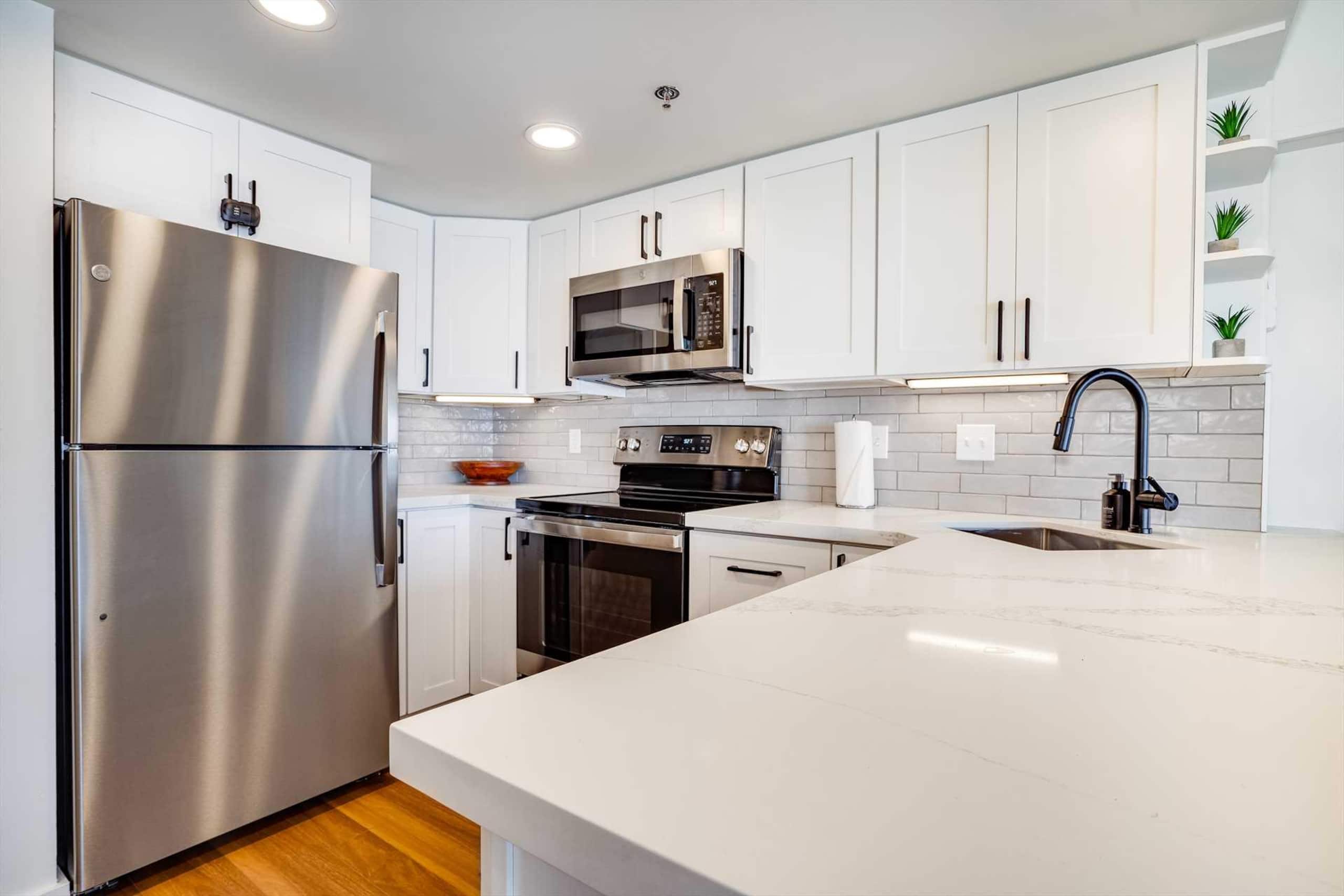 Condo in Honolulu · ★4.86 · 1 bedroom · 2 beds · 1 private bath - Image 19