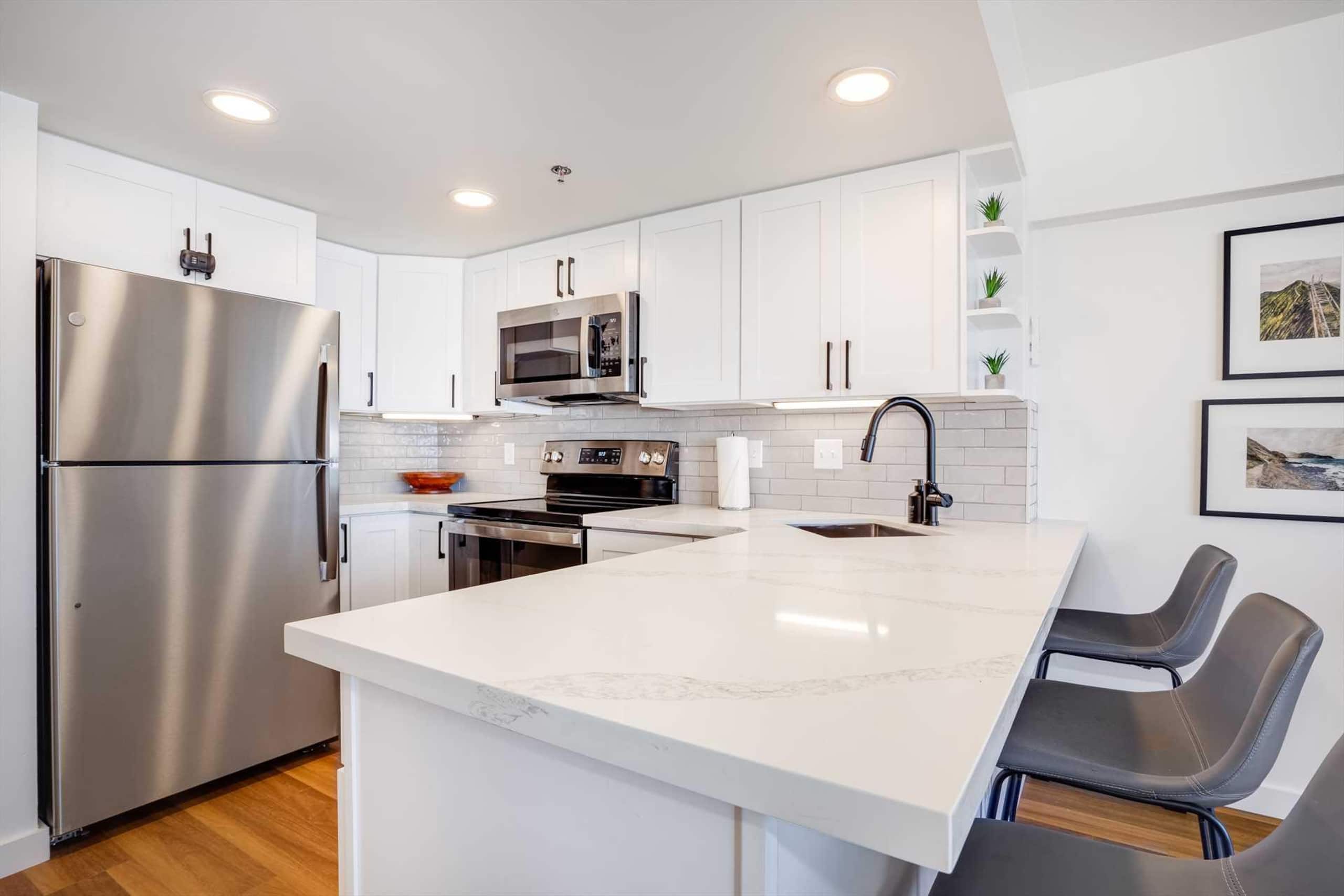 Condo in Honolulu · ★4.86 · 1 bedroom · 2 beds · 1 private bath - Image 21