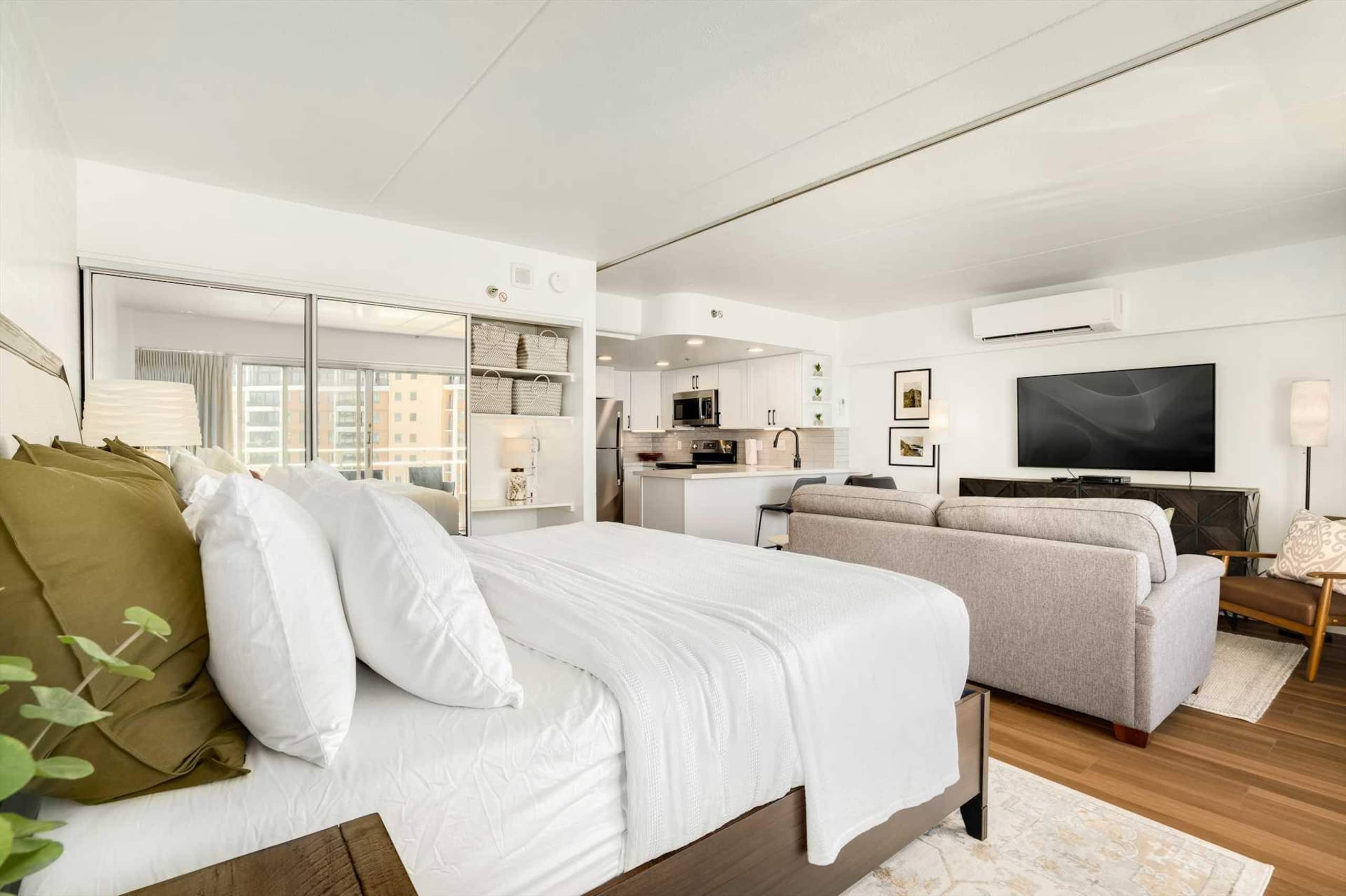 Condo in Honolulu · ★4.86 · 1 bedroom · 2 beds · 1 private bath - Image 11