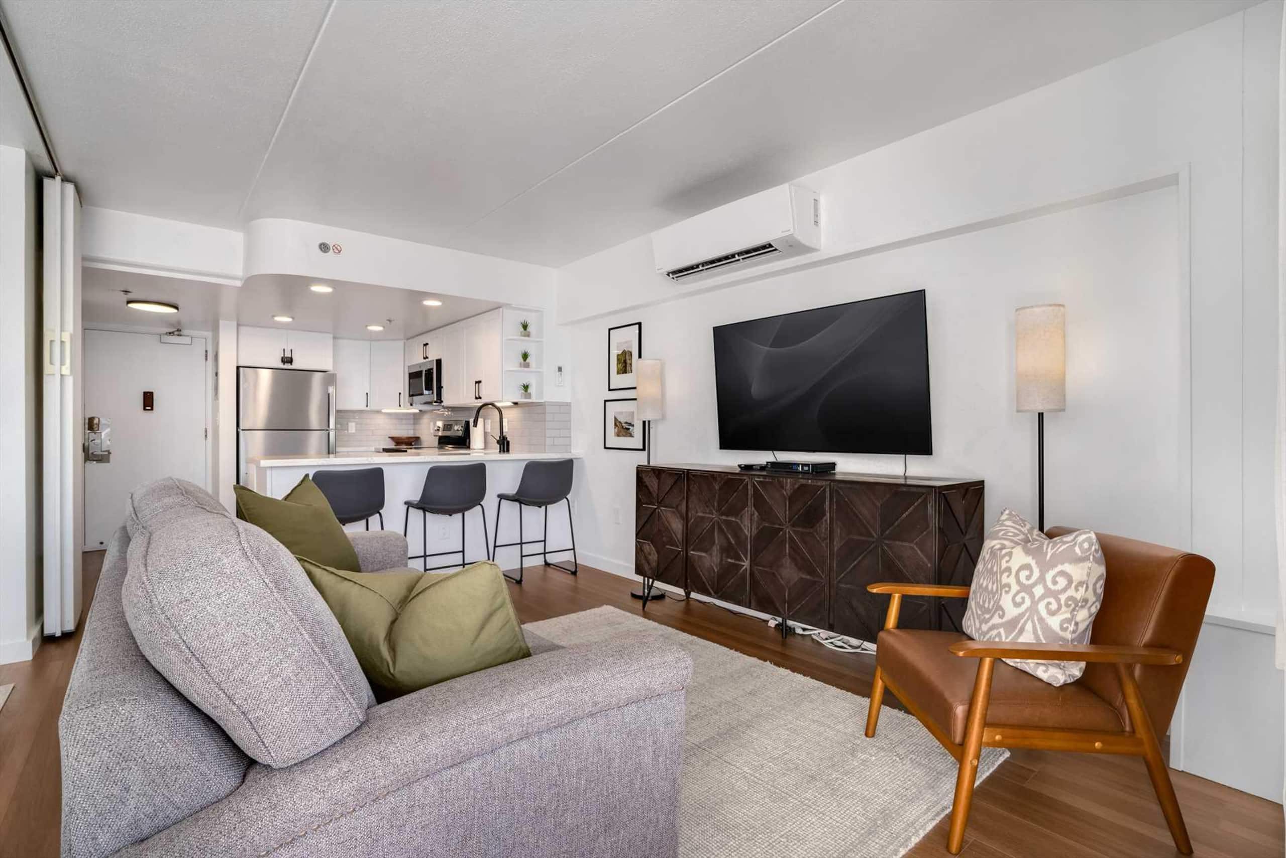 Condo in Honolulu · ★4.86 · 1 bedroom · 2 beds · 1 private bath - Image 14