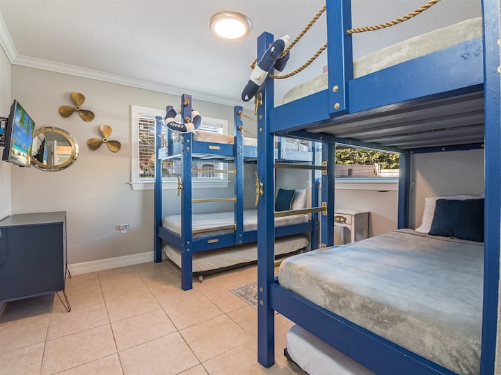 חדר עם מיטת קומתיים