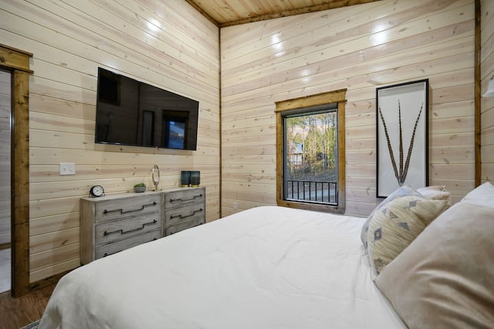 客房配备一张特大号床