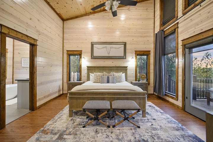 配备加大双人床的主卧