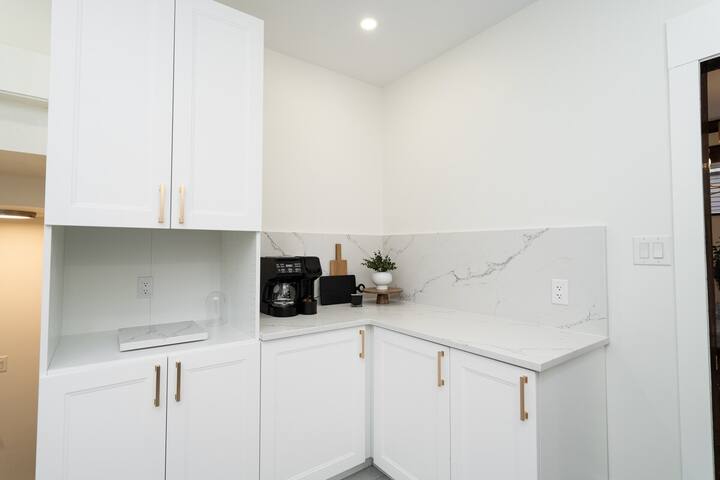 Newly Renovated 4 Bedroom Home w/ Parking! gallery image 5