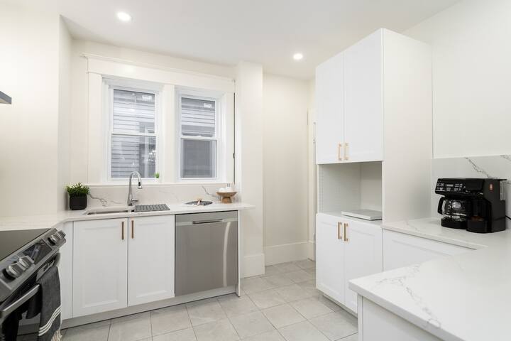 Newly Renovated 4 Bedroom Home w/ Parking! gallery image 4