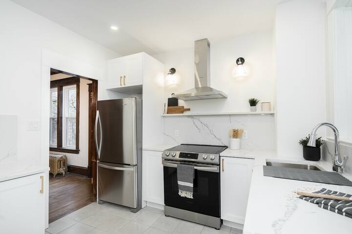 Newly Renovated 4 Bedroom Home w/ Parking! gallery image 3