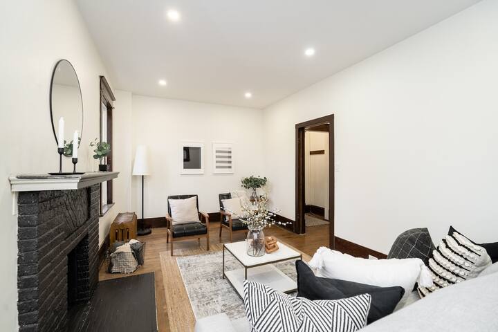 Newly Renovated 4 Bedroom Home w/ Parking! gallery image 2