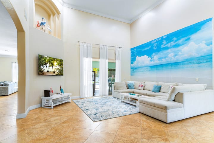 Massive Villa, Hot Tub, Large Yard, Spacious Rooms - The Bahamas