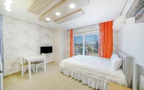 깨끗한 화이트톤의 객실, 201호(오션뷰)