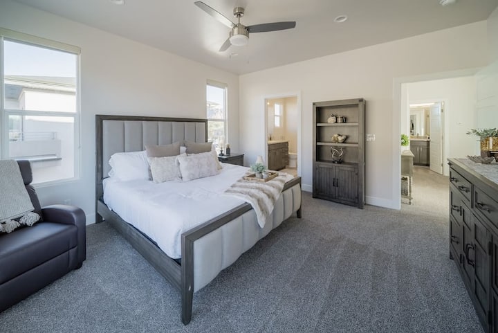 Chambre principale avec lit King Size et salle de bain