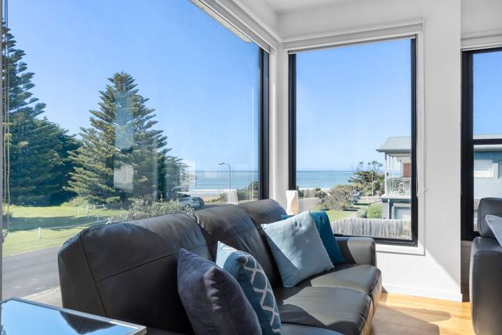 Alpha Centauri – Beach, Harbour & Golf Location