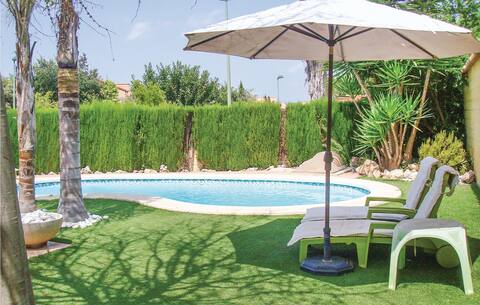 Stunning home in Riba-Roja de Túria with jacuzzi