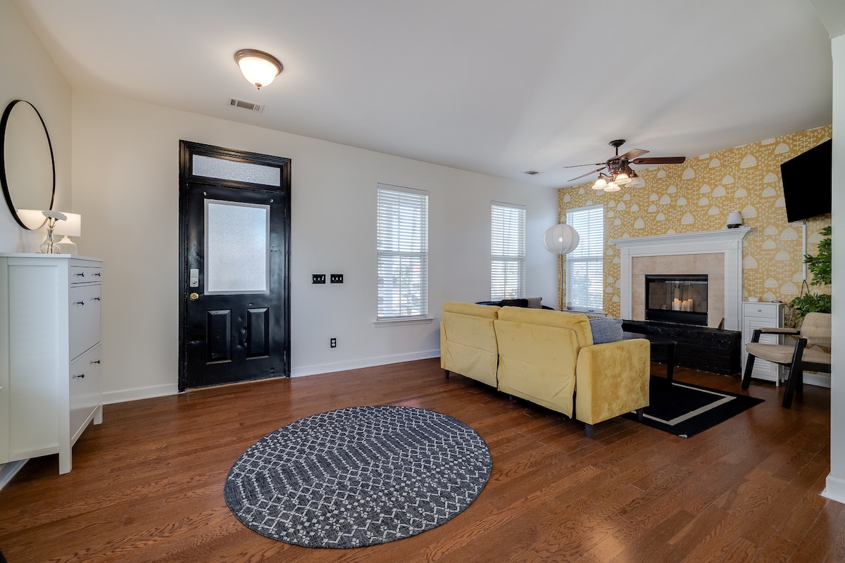 Sala de estar I TV inteligente de 55pulgadas I Chimenea a la luz de las velas