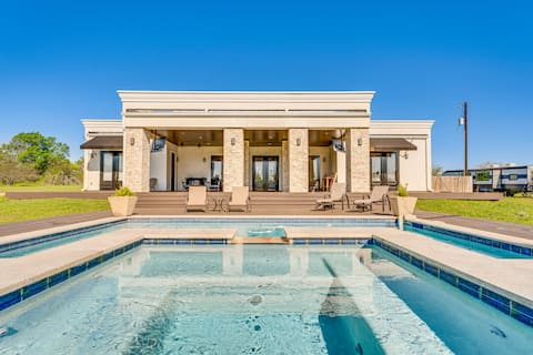 Stunning Ranch Villa: Private Pool & Hot Tub!