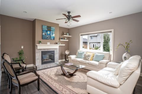 "Dream" 3 Bdrm with garage! Airport 5 mins away!