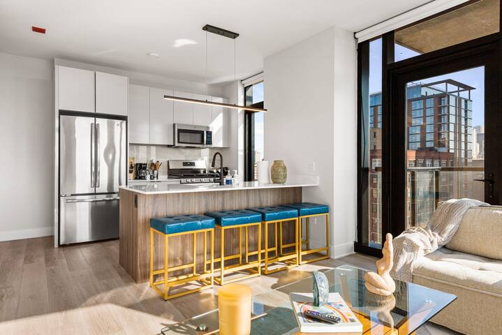 Panoramic City Views + Prime West Loop Location gallery image 3