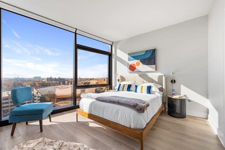 Panoramic City Views + Prime West Loop Location gallery image 2