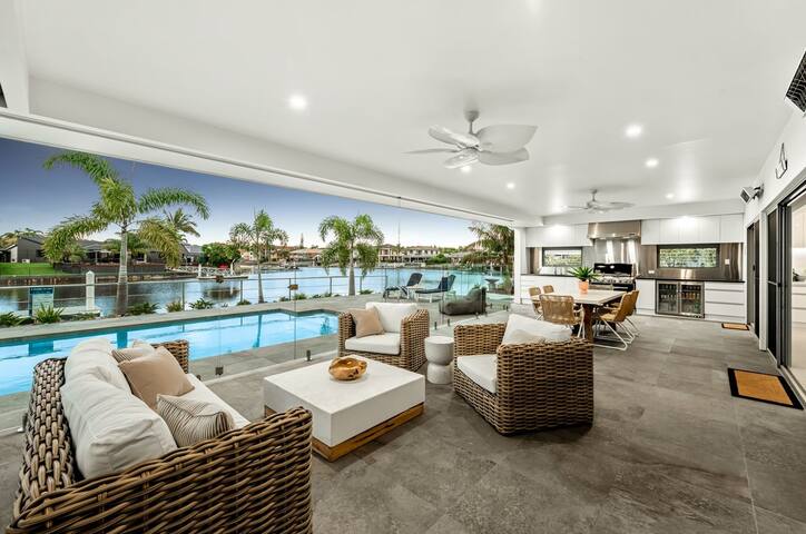 Executive Waterfront Home gallery image 5