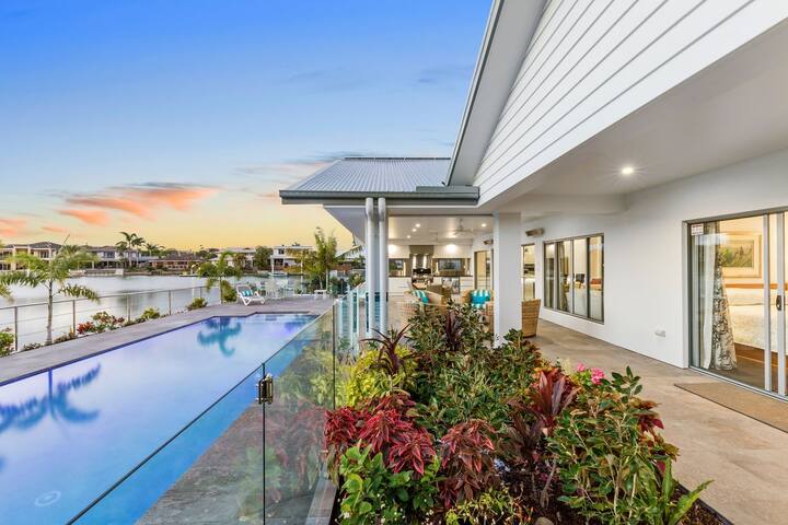 Executive Waterfront Home gallery image 3