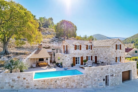 Successful Airbnb property: Luxury and stone Villa Ani with a heated pool in Škrip