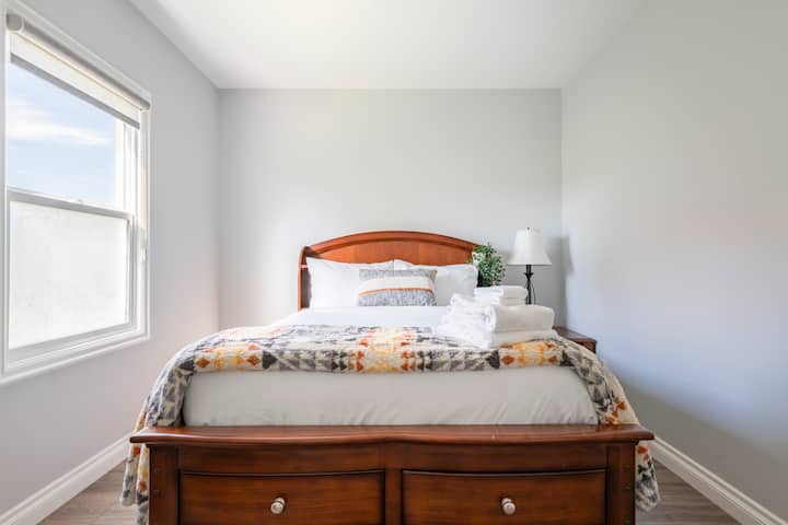 Rilassati nei nostri accoglienti letti queen-size, dotati di lenzuola anallergiche per il massimo comfort.