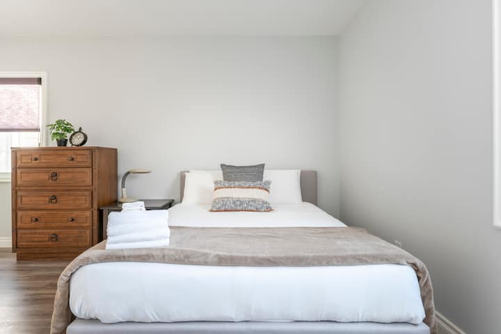 Rilassati nel nostro letto matrimoniale (completo), dotato di lenzuola ipoallergeniche per un soggiorno confortevole.