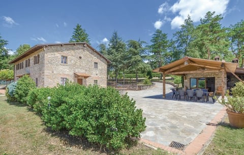 Large farmhouse with pool Exclusive Vacavilla