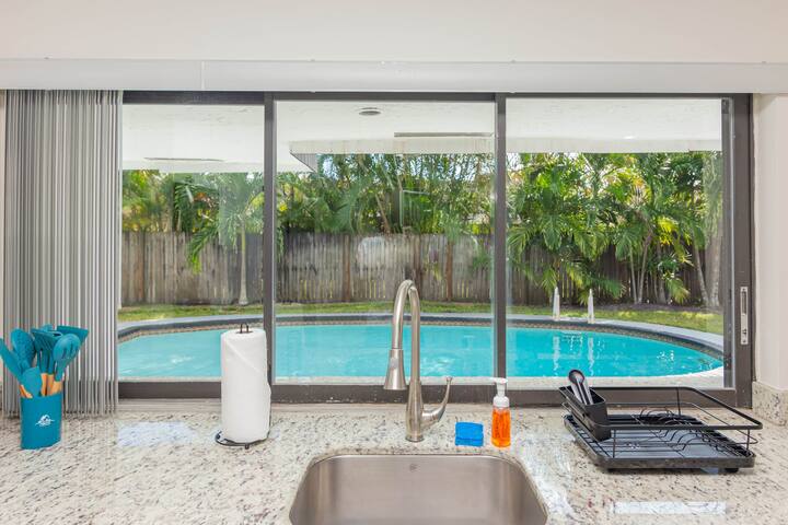 “ChinaHouse” 5br CooperCity family house with pool sleeps 14 gallery image 2