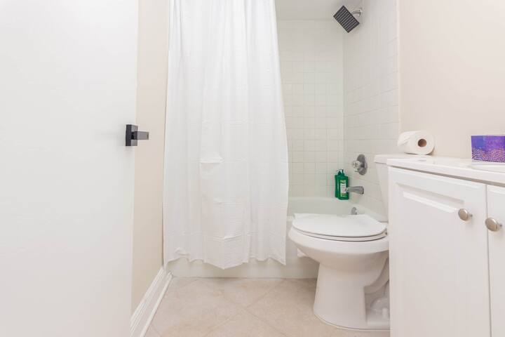 “ChinaHouse” 5br CooperCity family house with pool sleeps 14 gallery image 4